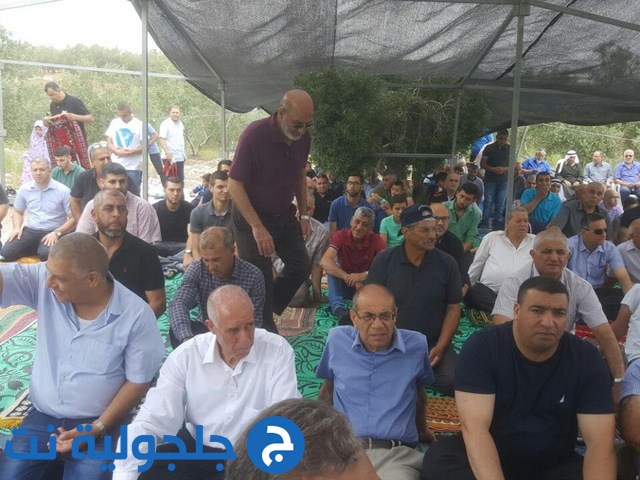 صلاة جمعة على أراضي الروحة اعتراضا على مشروع  خط الكهرباء